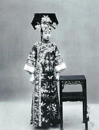 清朝真实老照片满族格格逛庙会最后一张是逆天美人