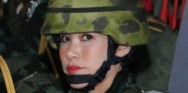 对朕不忠虢夺贵妃封号和军衔,并召回各级勋章.