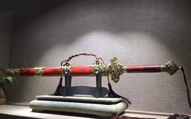 机构的技术太好,造出来的兵器不仅好看,而且耐用,尤其是剑器,利能斩马