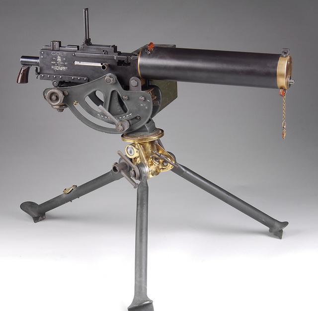 马克沁重机枪粗大的水冷枪管,黝黑的烤漆,醒目的三脚架,让一战后参战