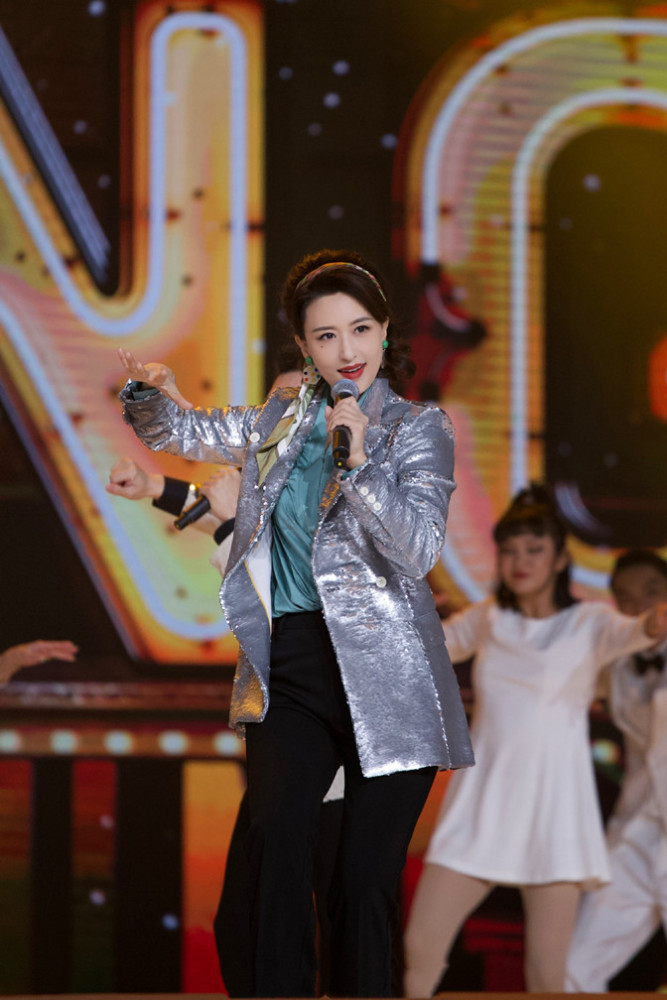 央视主持张蕾真没偶像包袱穿西装卷发扎发带跳舞形象突破大变样