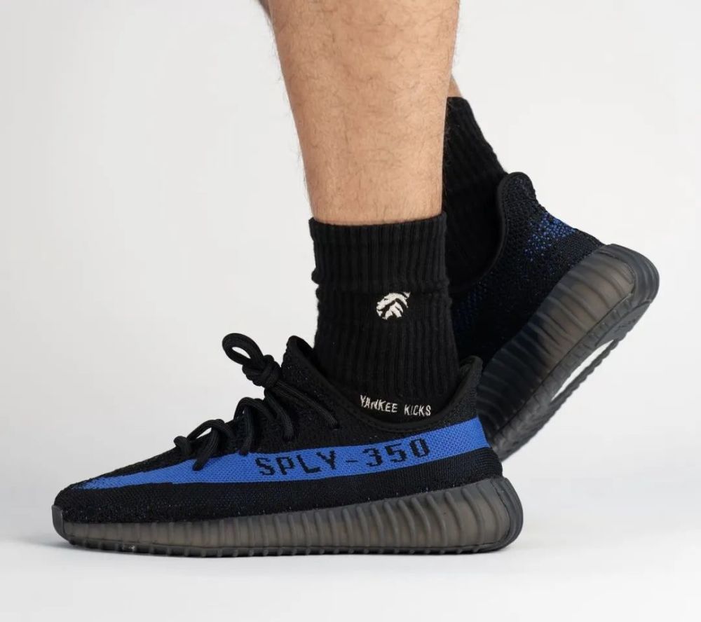 明年發售黑藍油漆條yeezy350v2上腳曝光