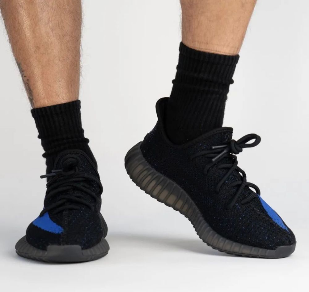 明年發售黑藍油漆條yeezy350v2上腳曝光