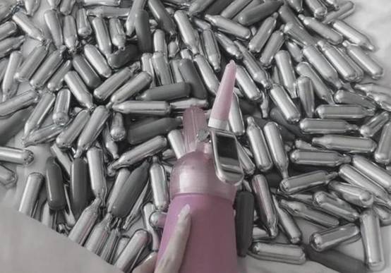 祸害年轻人的笑气有多可怕7人狂吸3000多瓶被抓时神魂颠倒