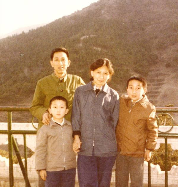 长女耿莹,耿莹从小在马背上长大,跟着父亲经历过许多的生死,耿莹的