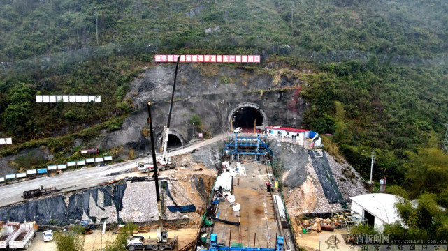 贵南高铁又一最高风险等级隧道安全贯通全长8266米