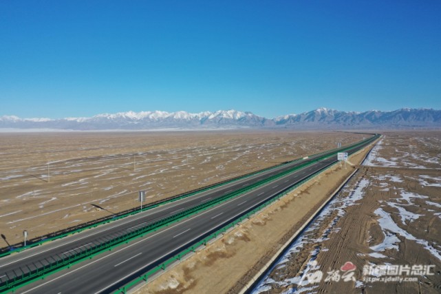 g575线巴里坤至哈密公路通车经东天山隧道10分钟可穿越天山