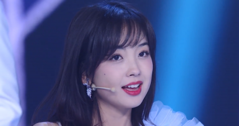 央视主持人王冰冰穿白纱裙唱跳跟不上动作偷瞄别人举动可爱