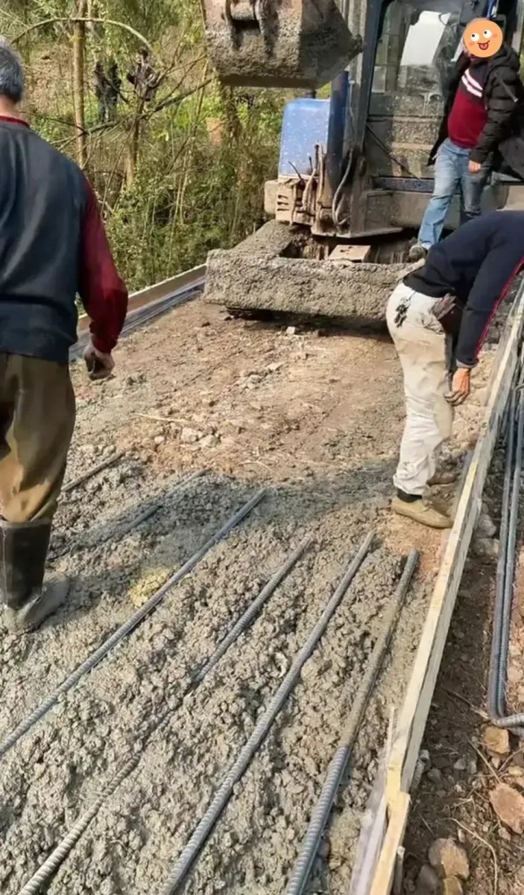 但是完全達不到一條合格水泥路的標準