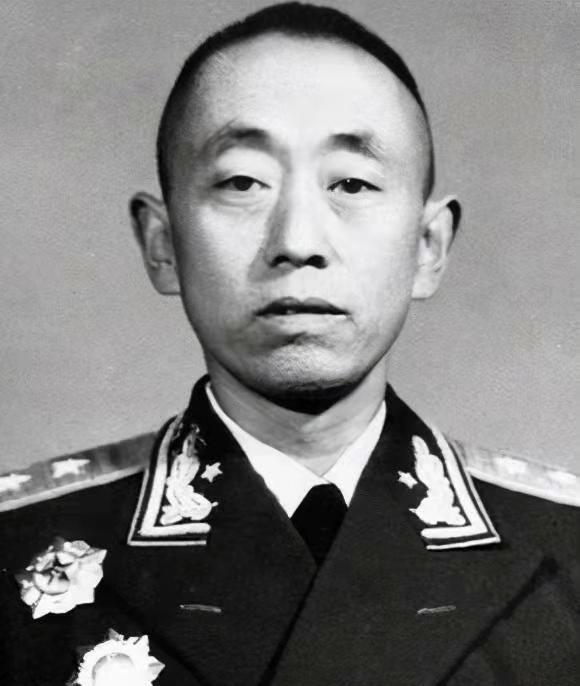 他曾任北京军区司令员，1955年授中将，56岁被免职，儿子也是中将南昌一年四季风向