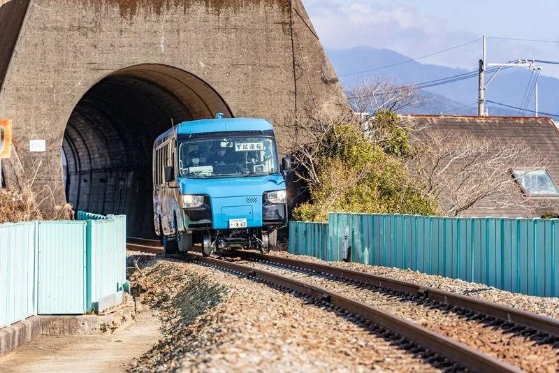 公共汽車或火車世界上第一輛雙模車開始在日本運營