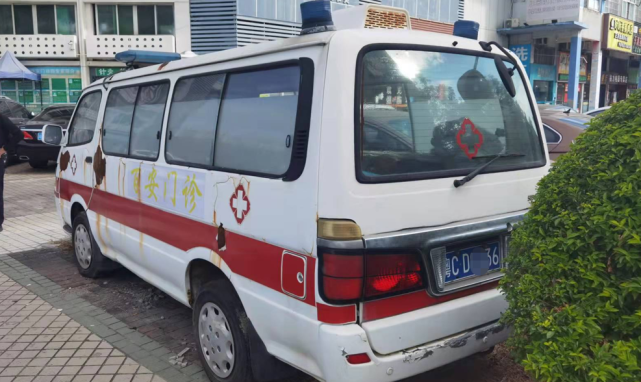 他山之石交警想出这个招拱北大片违停车一夜消失前山2台罕见僵尸车被