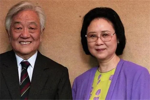 唱完了以后,左宏元老师将带子给琼瑶和她的老公听.