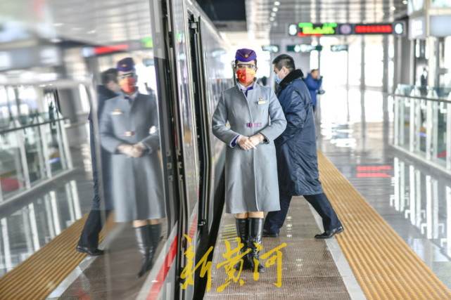 在首发列车上,有50名高铁乘务员在16节车厢内为乘客服务.2021年12月