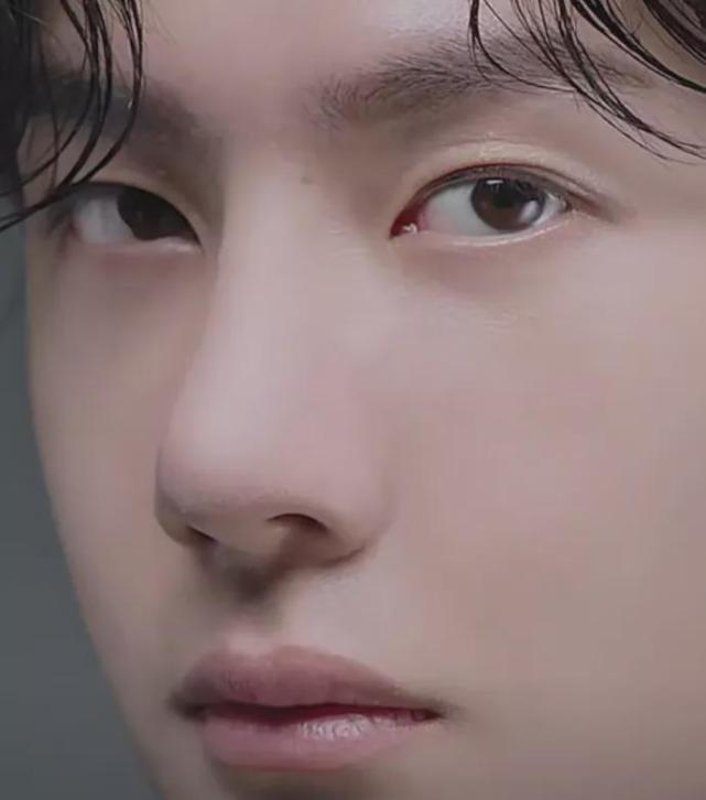 王一博鼻子疤痕又暴露了?之前广告就被质疑,不知是卡粉还是伤疤