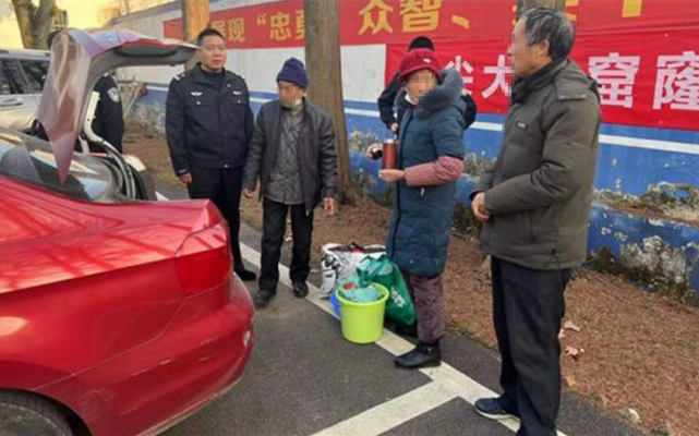 大悟縣人民醫院出院後,攜帶購買的抗癌藥品乘坐紅色私家車返回劉集鎮