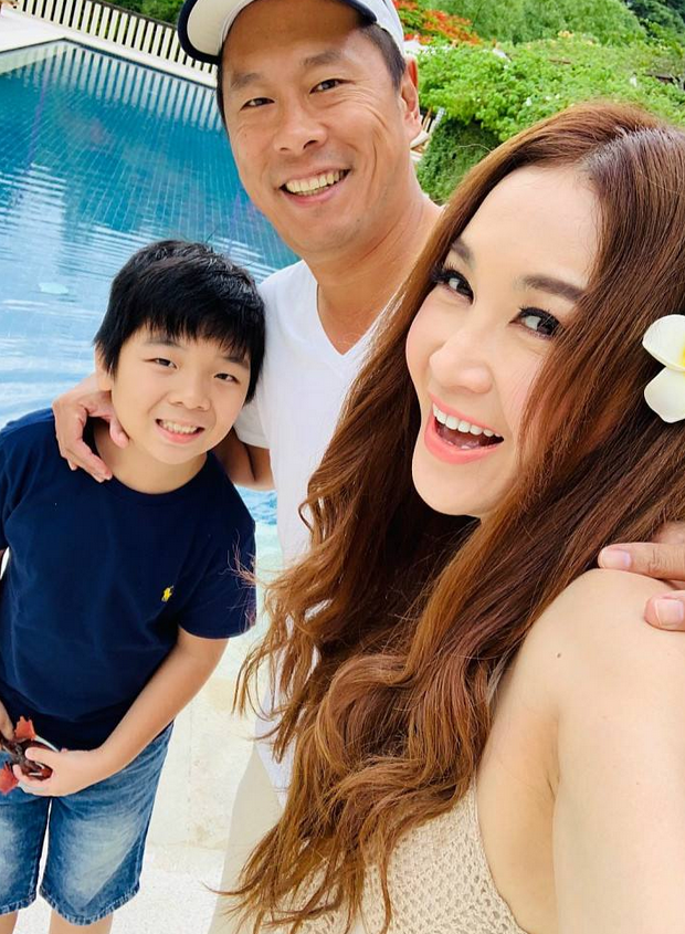 温碧霞罕晒全家福养子与老公长相神似分离4个月再见面超开心