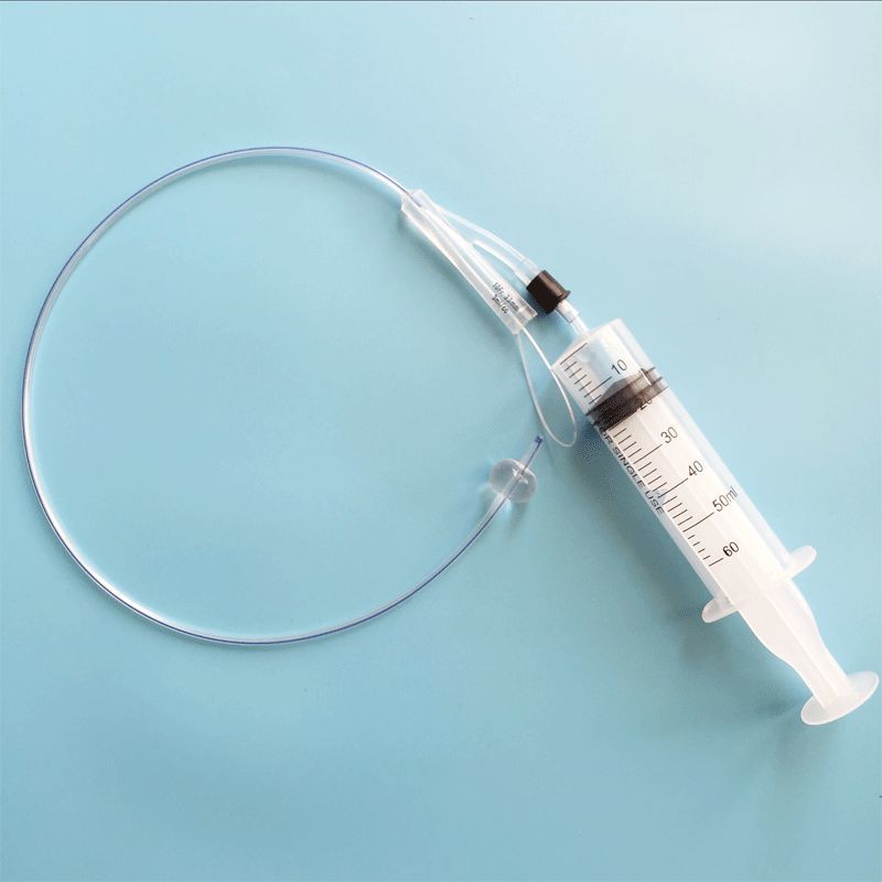 我们先往导尿管里打点水,试试导尿管管是否漏气漏水.导尿管是ok的.