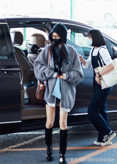 杨幂最新机场黑白格纹外套内搭天蓝色卫衣下搭黑色筒袜和马丁靴