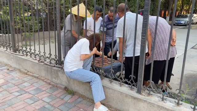 但是她本身是会下象棋的,尤其她后面锤子给人的最大感受,是她并不属于