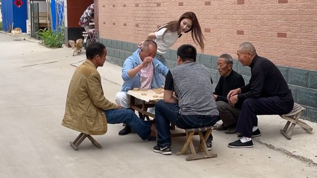 王铁锤到处"盘"老大爷,这是剧本,还是她下棋真的很厉害?|王铁锤|象棋