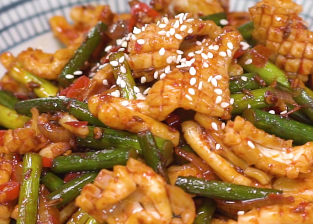 分享一款醬香風味的魷魚美食搭配蒜苗一起炒營養好吃真解饞