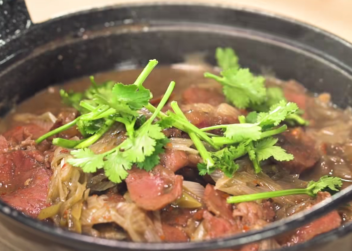 居家分享一款酸湯牛肉煲烹飪簡單鮮酸微辣家人愛吃的美食