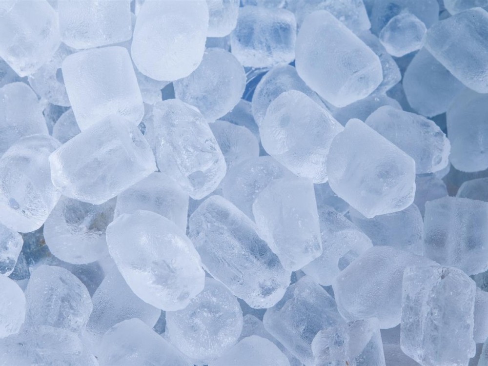 美国100多辆车连环相撞起火塞车十几公里祸首竟是超纯冰