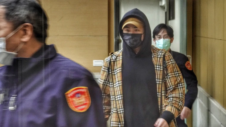扶小鷹平板傷眼睛嗎著名一句話大麻瘦骨嶙峋腳臭收拾出馬爛攤子梅姨男友李華