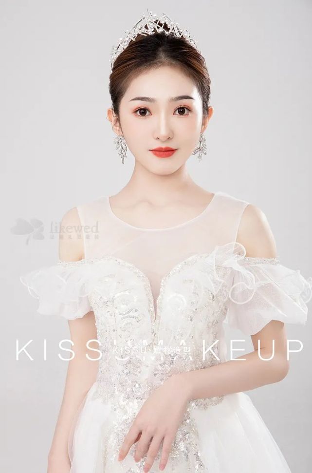 皇冠白纱新娘干净又高级的婚礼妆容造型