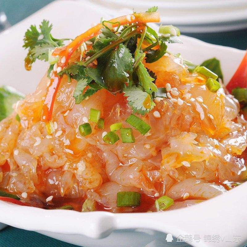 食材:海蜇皮,黄瓜,红辣椒,香菜,小葱,大蒜,生姜做法:1,海蜇皮要提前最