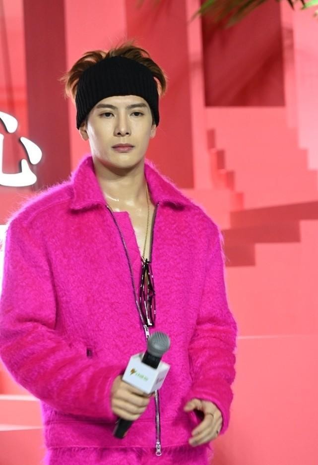王嘉尔真是走在时尚前端了穿一身艳粉色造型头发炸毛也很时髦