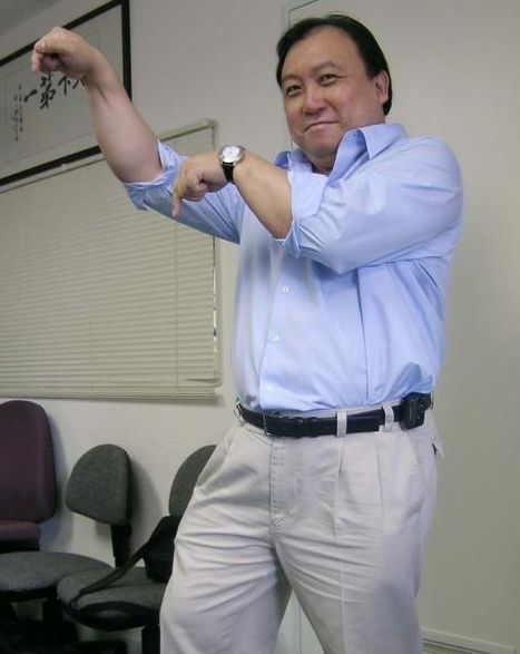 粉丝看到王晶回应后,还调侃王晶用最拿手的螳螂拳打,留言区画风十分有