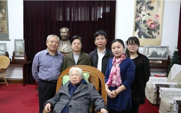 最小的女儿杨杨,毕业于北京医学院,任武警总医院主任.