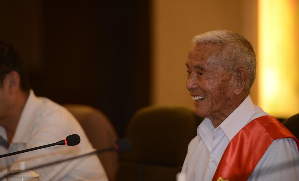 组织部门与热心人士的帮助下,已经86岁高龄的谢春生才在家人的陪同下