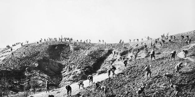 战事吃紧,根据地的生活水平也很难得到保障,于是1942年底中央号召"