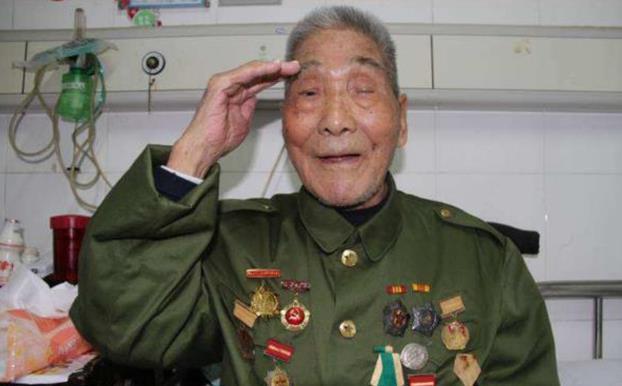 马崇德103岁老红军战士图片