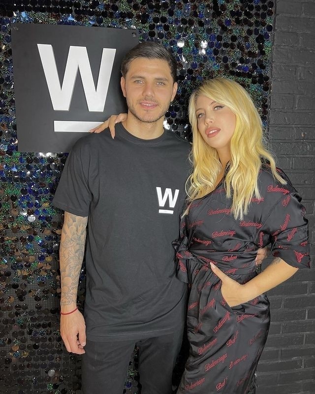 高调秀恩爱伊卡尔迪晒与旺达合照我的圣诞礼物