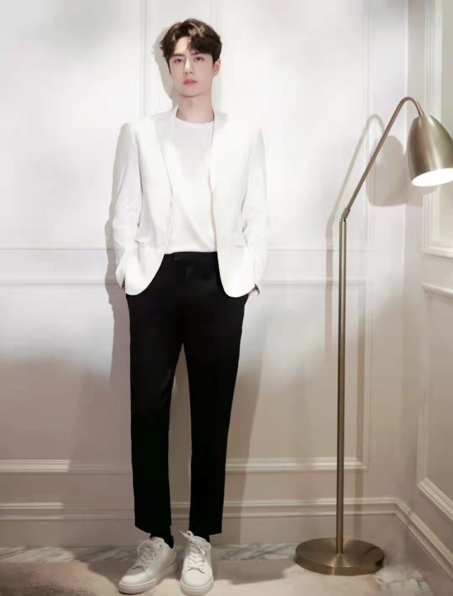 王一博太适合穿西装了白色西服配黑色西裤时髦又高级