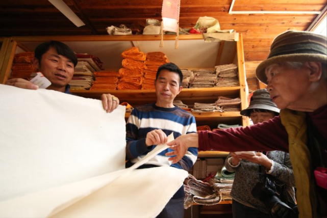 而我们今天的主人公就是这样一位传统古法造纸的传承人,他来自一个