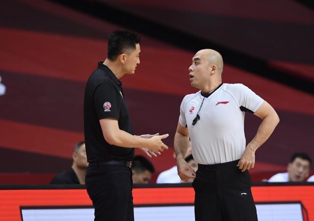 7分57秒cba光头裁判抢戏,杨鸣发飙对峙闫军,辽宁队输的太冤了_腾讯