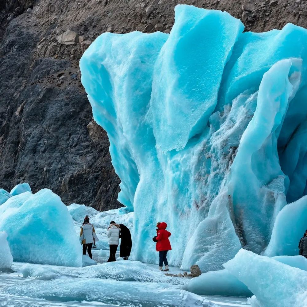 多次前往西藏然乌湖今天终于与来古冰川的蓝冰亲密接触兴奋与痛苦并存