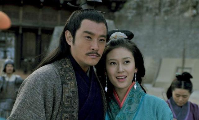 和周瑜两人都是25岁,而大乔18岁,小乔16岁,两姐妹都是青春年少的年龄