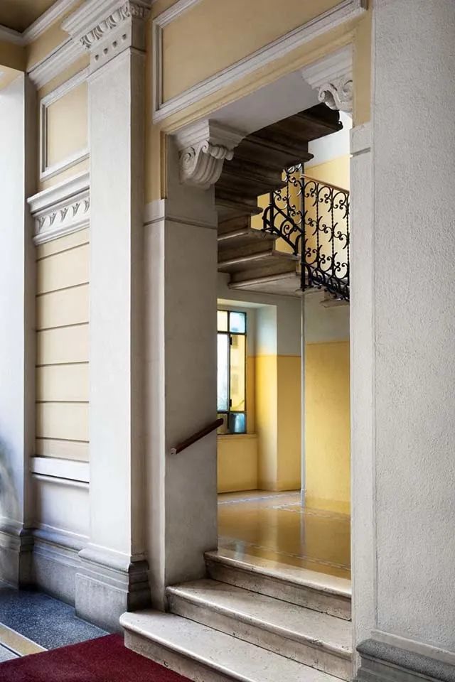 意大利公寓设计欣赏，一半现代简约轻奢，一半艺术复古