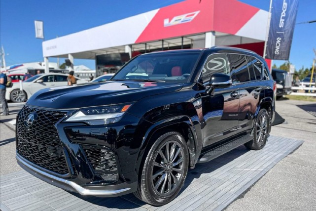 首批柴油版lx进港气势磅礴落地近200万33t双涡轮空气悬挂