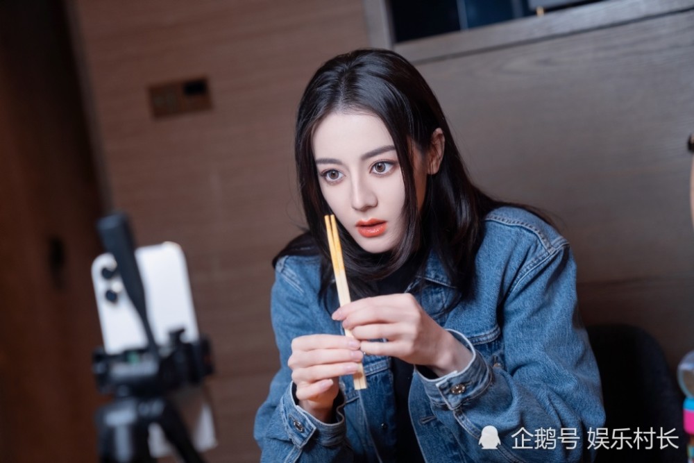 迪丽热巴晒干饭人写真穿牛仔套装却忘记换鞋子手持干饭勺拍出武侠风
