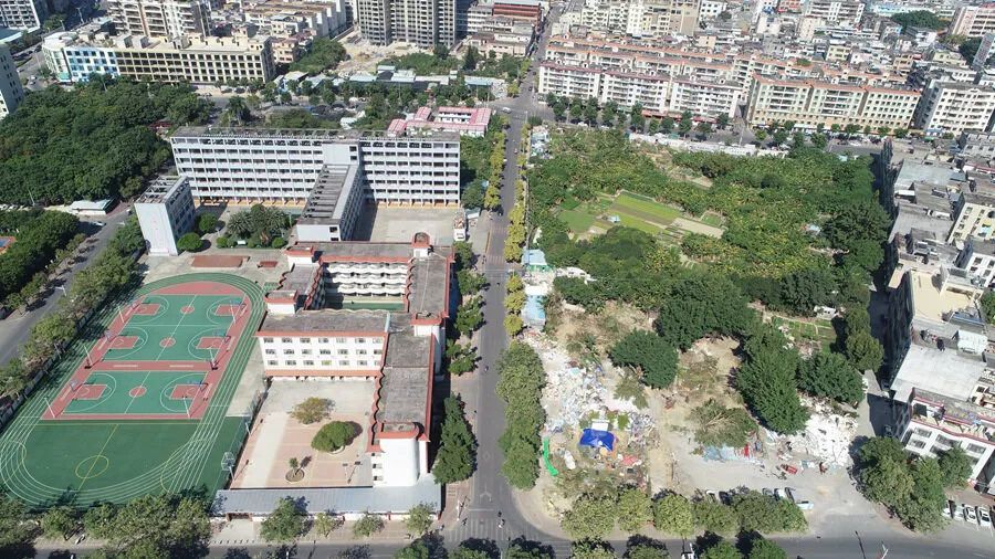 原陽光花園一帶,惠東縣實驗小學對面,一排排鐵皮房.