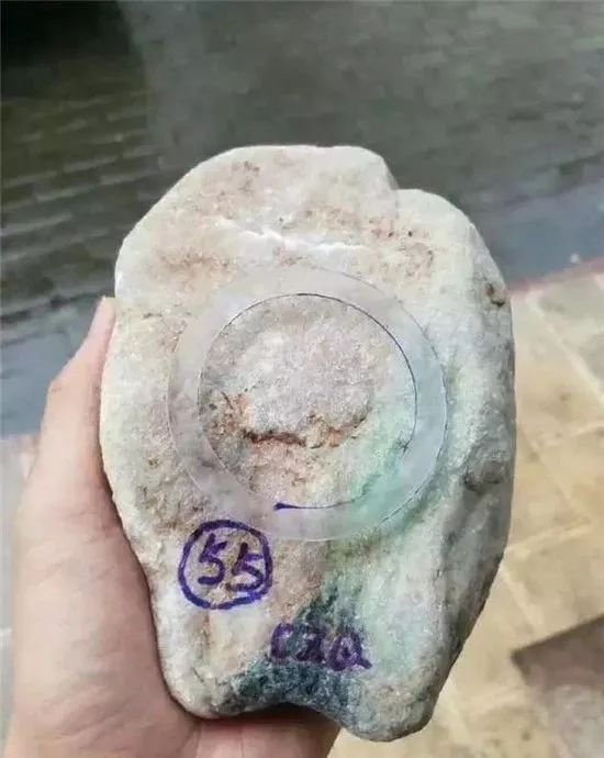 18万买的翡翠原石,切出两条三彩手镯,瞬间暴涨几十倍!