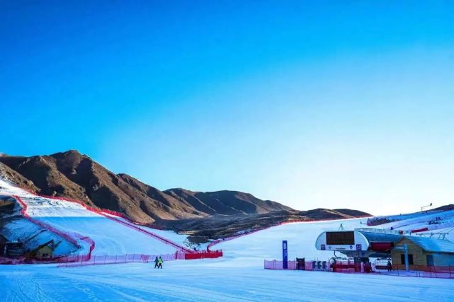 12月26日,呼和浩特市冰雪季系列活动暨马鬃山滑雪场运营启动仪式盛装