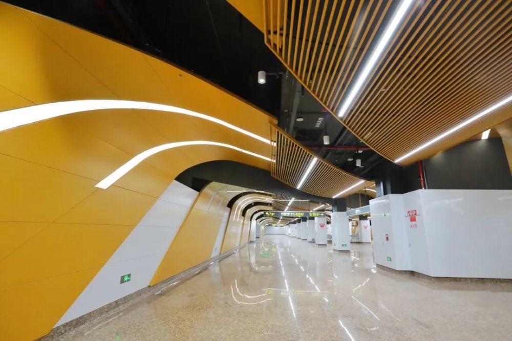 陆家嘴站的艺术装饰《今朝踏浪》位于地铁2号线和14号线陆家嘴站的